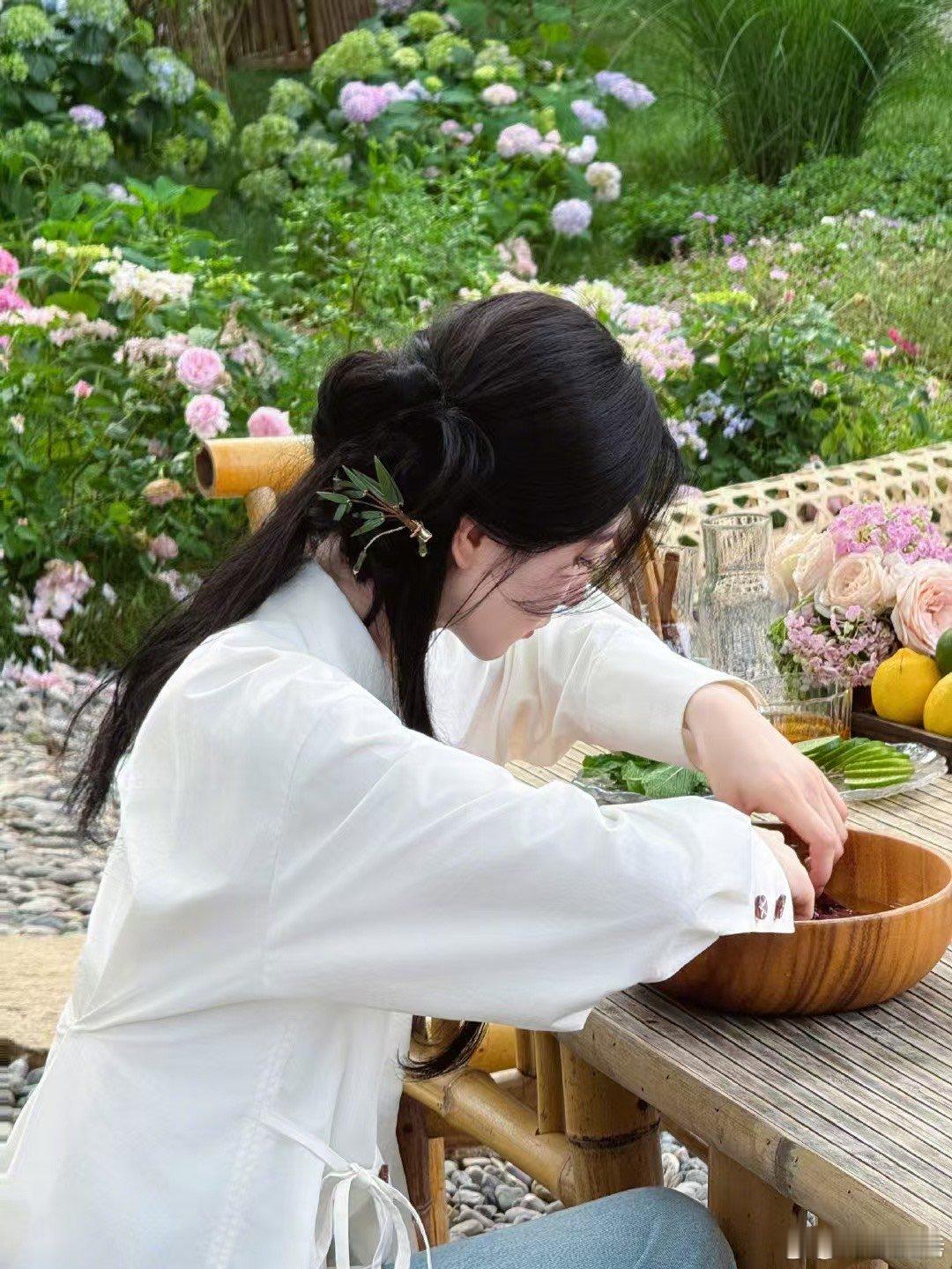刘诗诗好适合田园生活谁能拒绝刘诗诗的田园风啊！节目里她低头插花时的专注，煮茶时轻