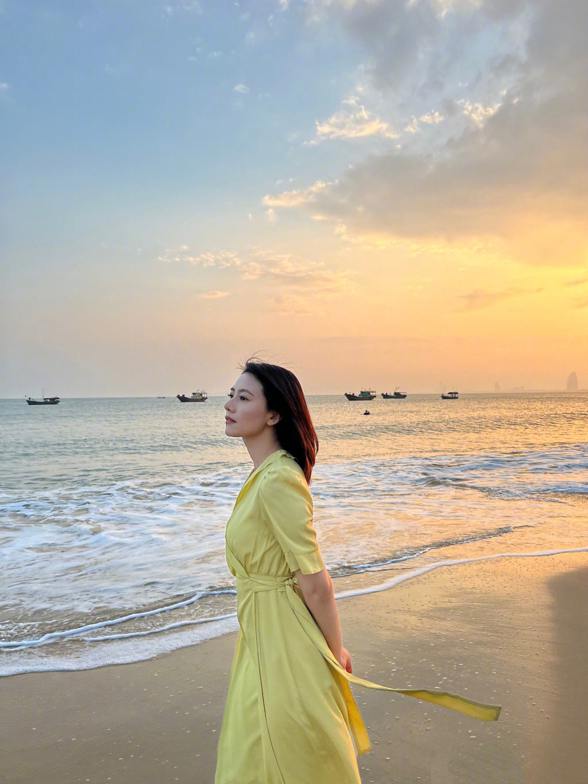 高圆圆状态 高圆圆 姐姐的海边随拍和活动造型，整个人被治愈到了！先看这组海边照，