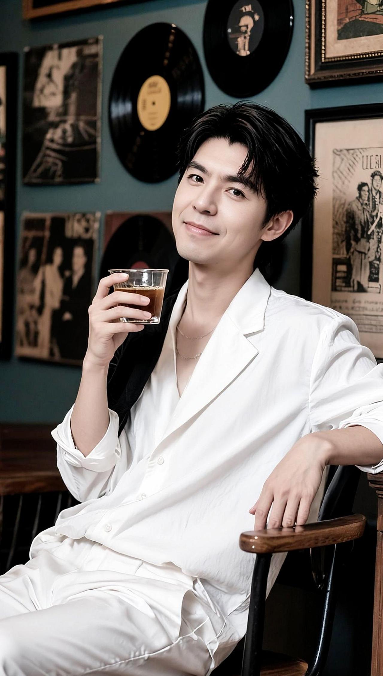 📀黑胶唱片转着旧时光，白衬衫浸在琥珀色光晕里✨。杯沿晃着笑，像把岁月酿成了甜酒