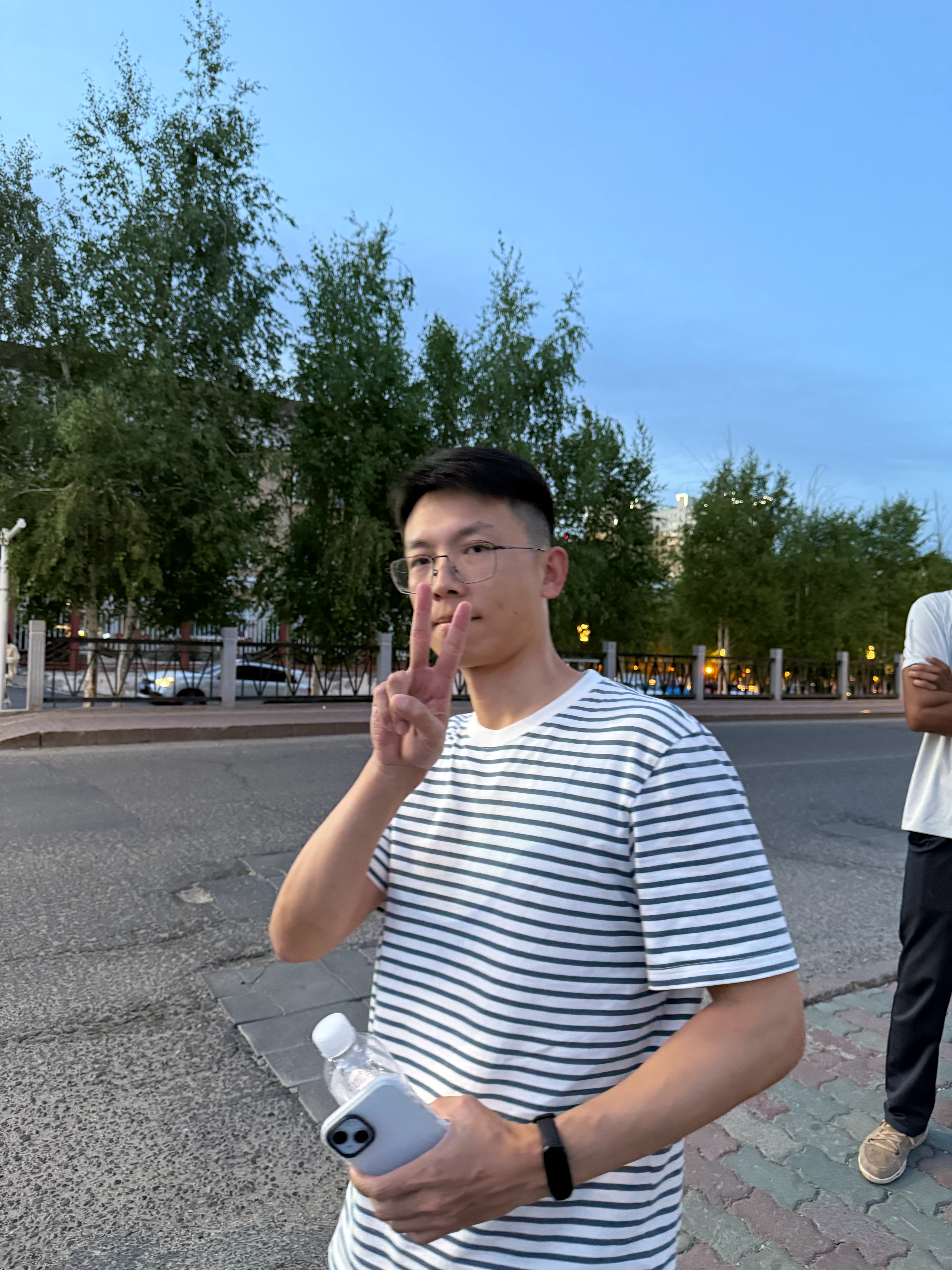 22点30分和傻子一起出门找网吧 ​​​