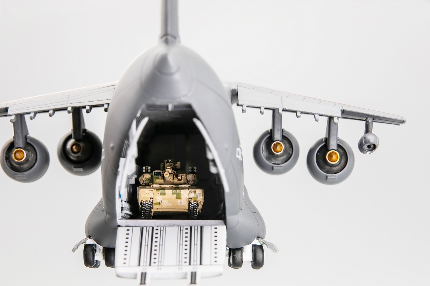 100式坦克迷你版，可放入运20货舱内，可贴在显示器等地方做装饰。Q版飞机模型1