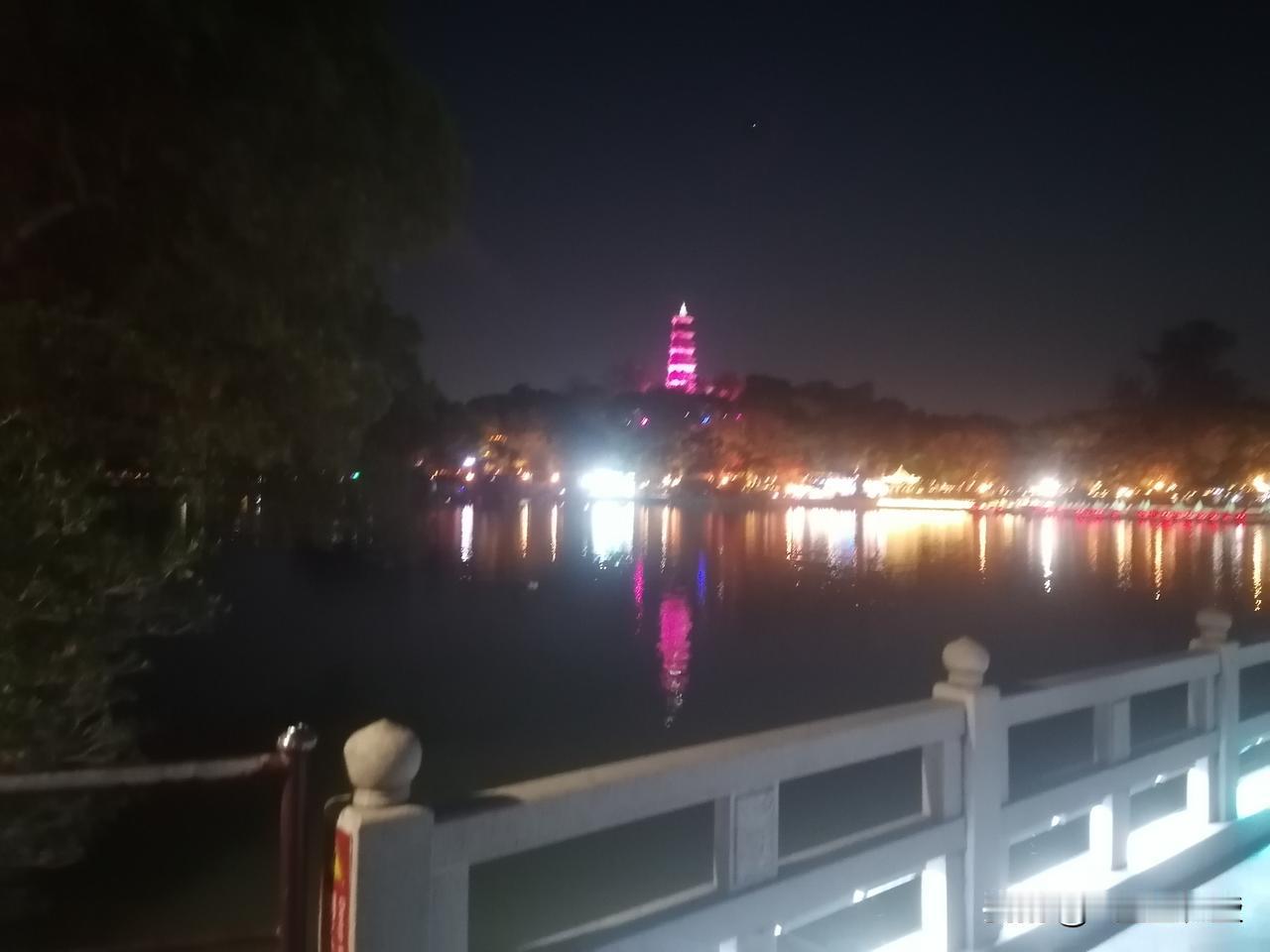 古塔灯光秀，一会红红火火，一会湛蓝湛蓝，真好看！