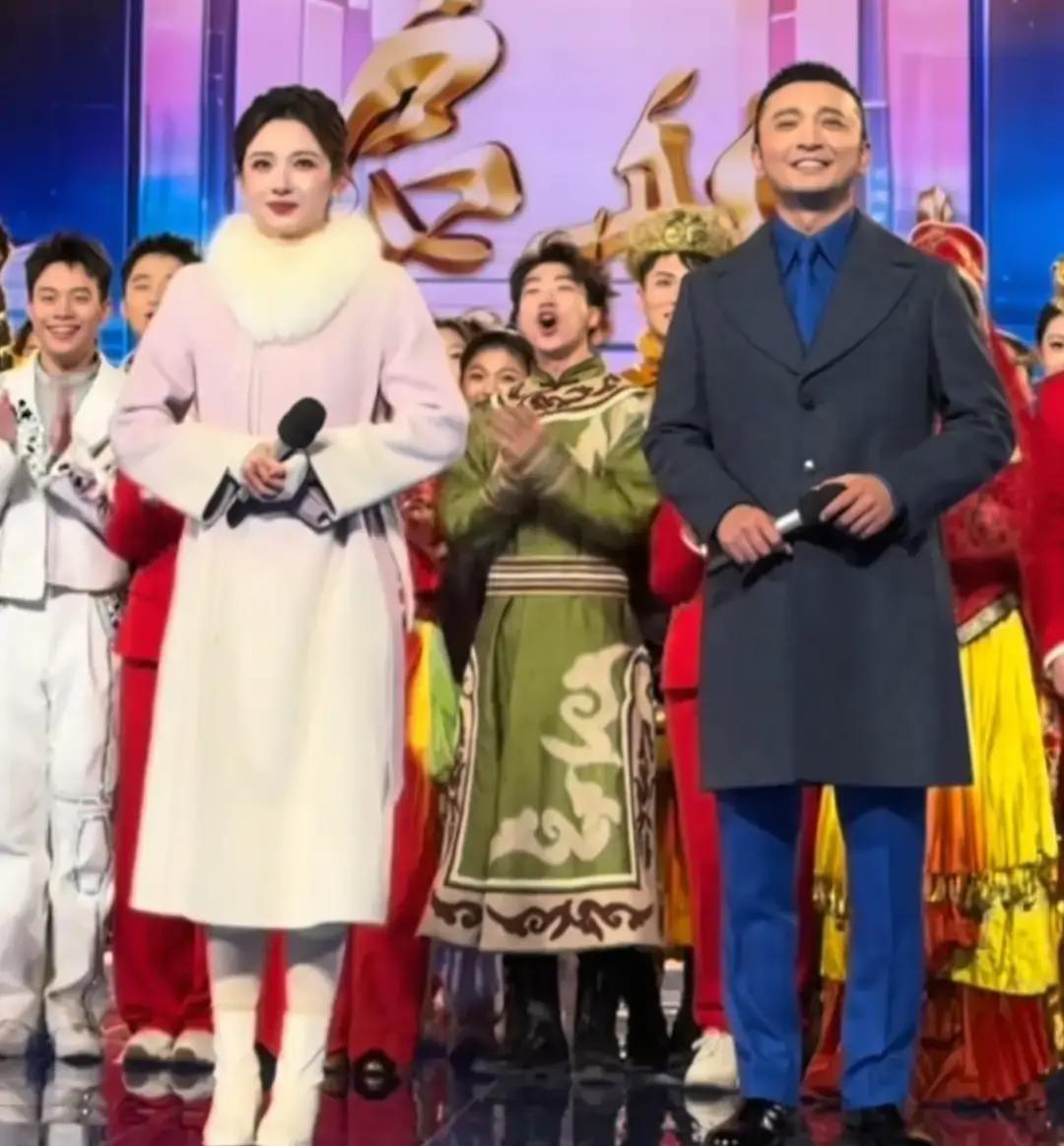 零下9度穿礼服？央视主持人先怂了
 
吕梁夜场雨夹雪，镜头里的大衣厚到看不见腰线