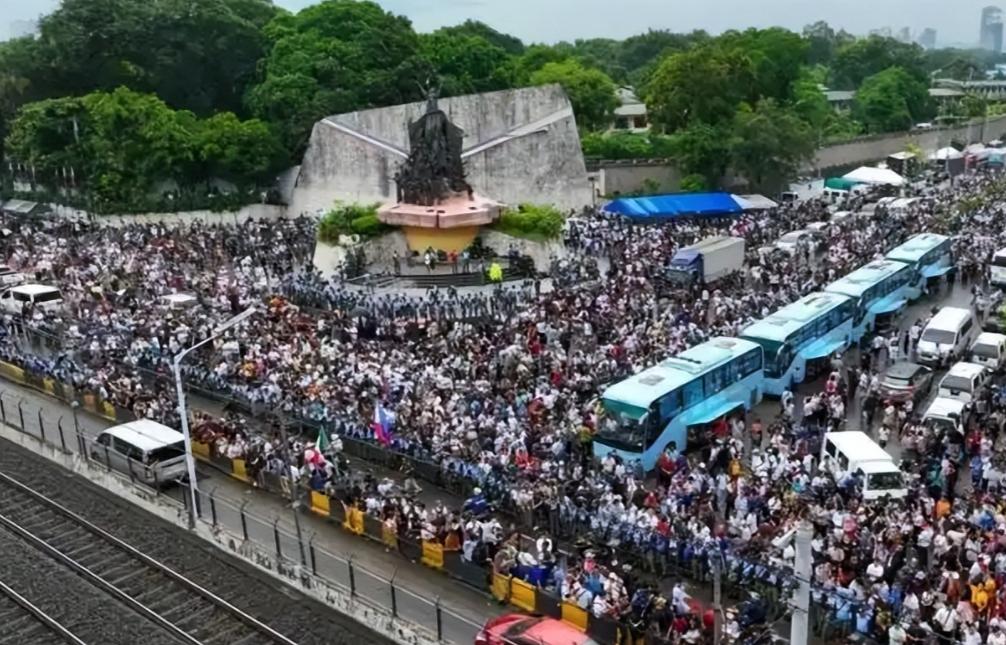 菲律宾一夜变天，马尼拉突发10万人大游行，马科斯被迫取消外访
菲律宾媒体报道，奎
