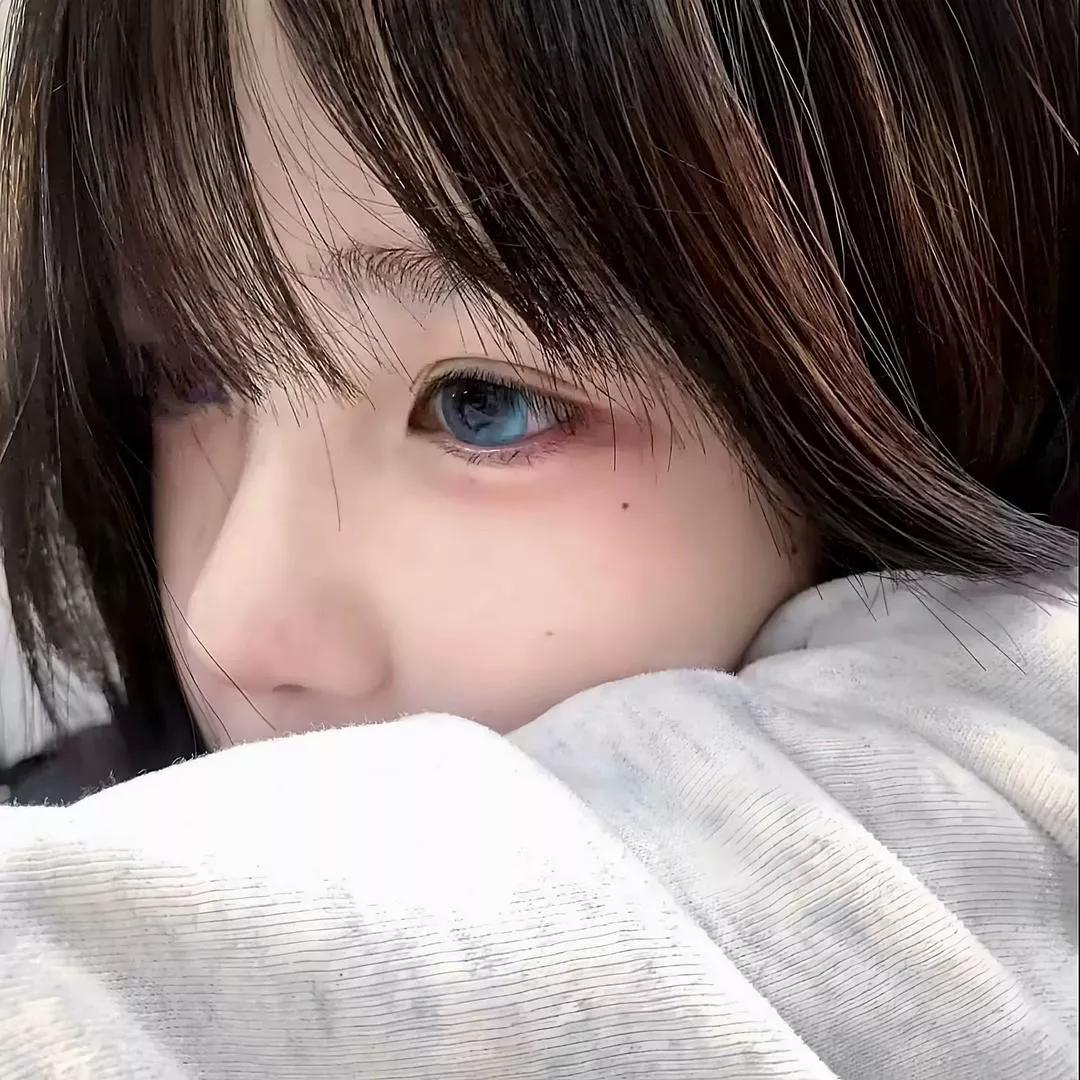 沉静的蓝色眼眸，温暖的光线，冬日里的温柔瞬间。温柔系色调 蔚蓝色治愈系 蓝色治愈