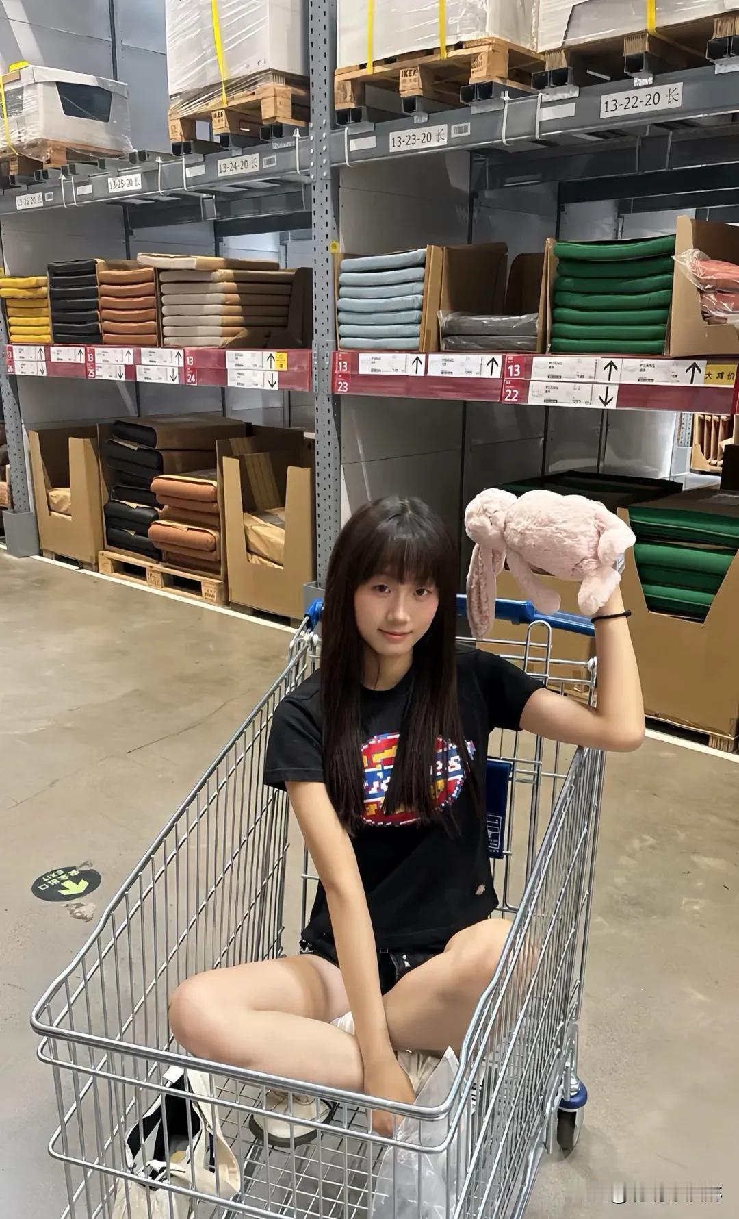 推车一拐弯，撞见“身高天花板”！
大长腿轻松够顶层货架，  
我踮脚够不到，她指