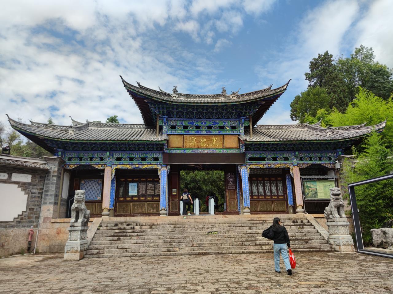 丽江，我们还去了黑龙潭公园和拉市海，网约车司机告诉我们，黑龙潭公园值得去，半年前