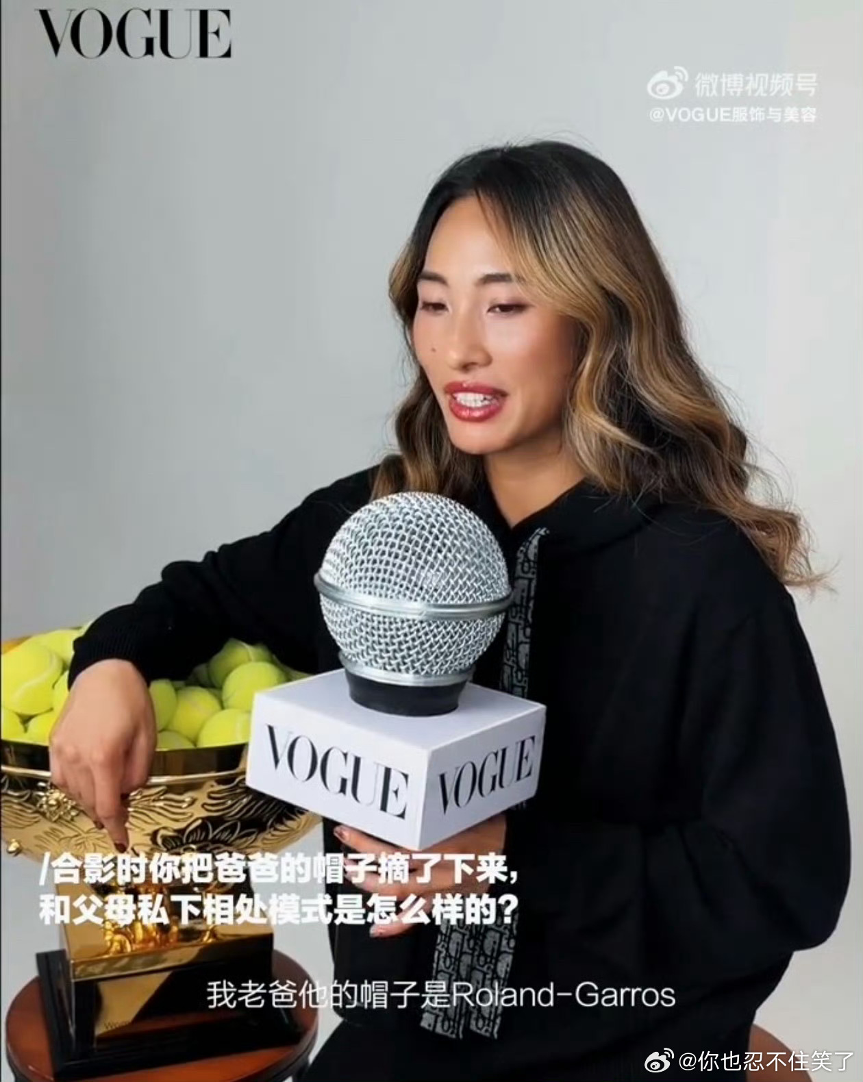 郑钦文爸爸在中网赛场戴法网帽子这也太搞笑了吧郑钦文摘掉爸爸帽子的原因是爸爸在中网