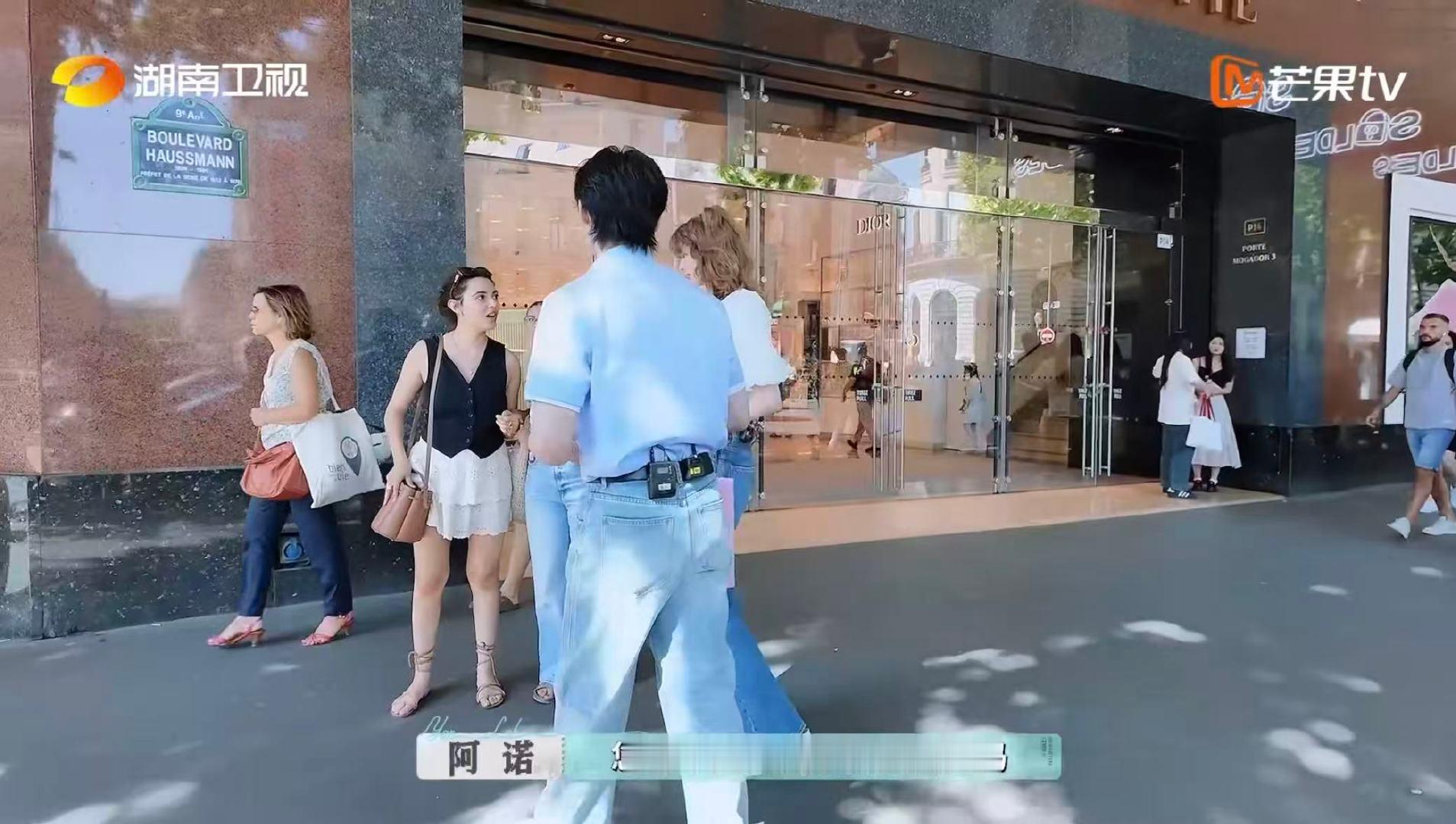 颜安阿诺揽客主打一个不灰心阿诺巴黎街头推销中国国货巴黎合伙人 家人们，颜安和阿诺