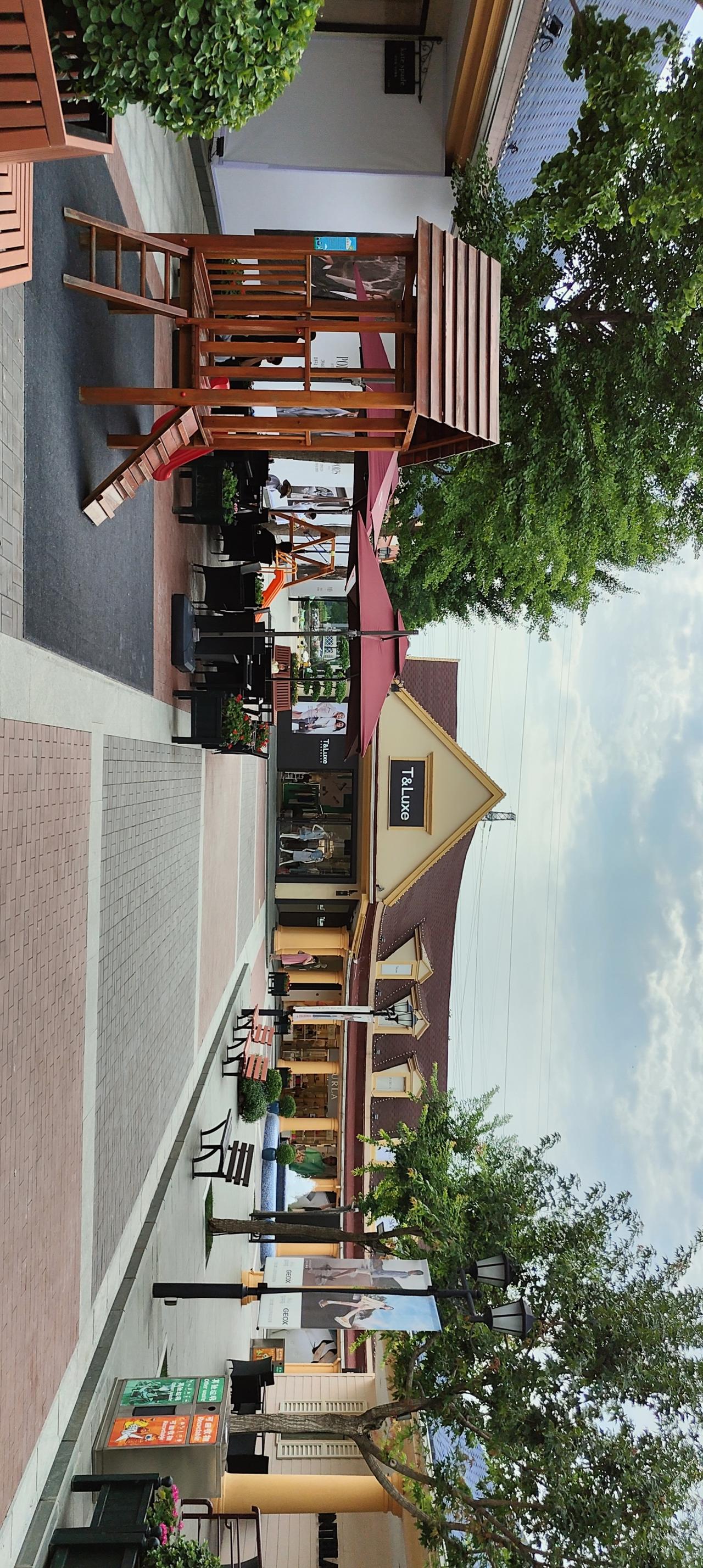 悠闲午后，漫步在充满艺术气息的街头，享受阳光与微风。🌞🍃👗
