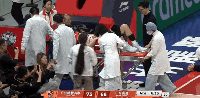 这…感觉不轻…祝好如果不是虎扑出了推送 都不知道今天会有比赛郭艾伦受伤郭艾伦被担