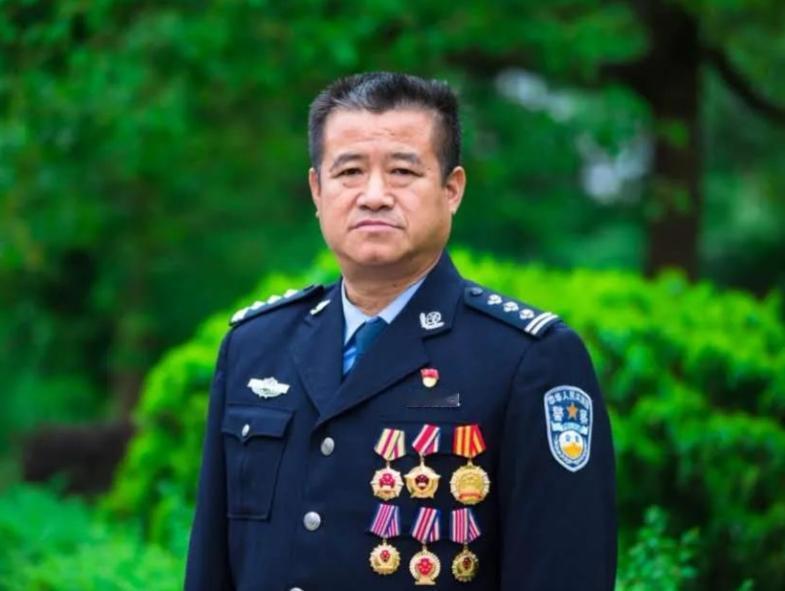 万万没想到！近40年警界英模、新余市公安局交警支队原二级高级警长郭峰主动投案！二