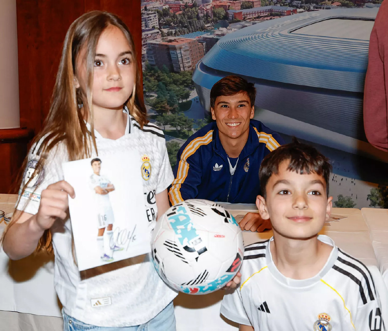 贡萨洛和卢宁出席球迷签名会。西甲联赛马略卡vs皇马