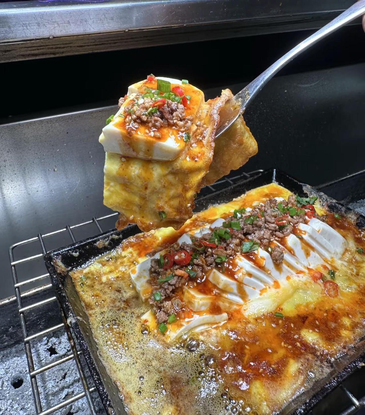 鲜嫩爽滑香辣爽口嘎嘎好吃的铁板嫰豆腐 板嫩豆腐以其鲜嫩爽滑和香辣口感为特色，能够