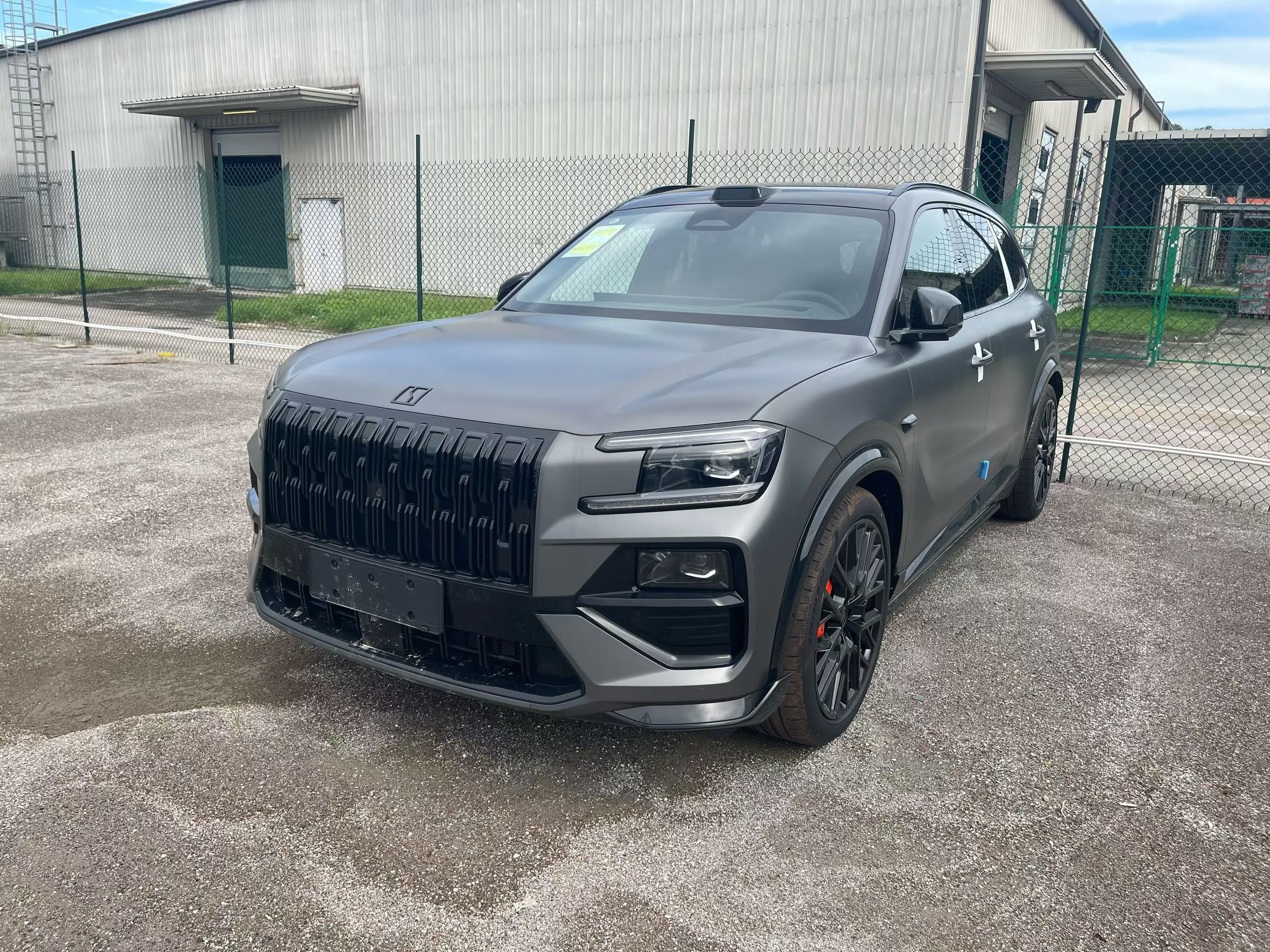 感觉最后 大马力 运动型 SUV 都会被这车给干掉客户就要这颜色这配置50多万呢