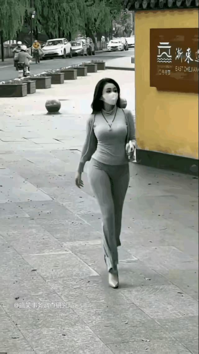 什么叫走起路来风情万种，一步一风景，一步一风情。
看看这美女走起路来左右帶风，浑