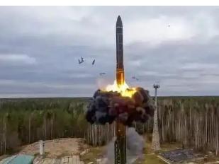 俄乌战争就算再打一百年俄罗斯也不会往乌克兰扔核弹，因为俄罗斯知道这样做是得不偿失