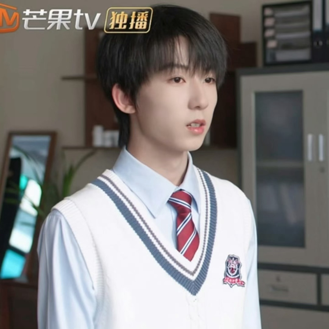 杨博文周扬我连心疼你都有时差 别人只看见周扬光鲜的学长身份，我只看见他透支身体的