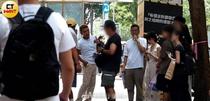 沈玉琳禁烟区抽烟 据台媒，沈玉琳被拍到在录制节目时禁烟区抽烟，当天还是禁烟日，随