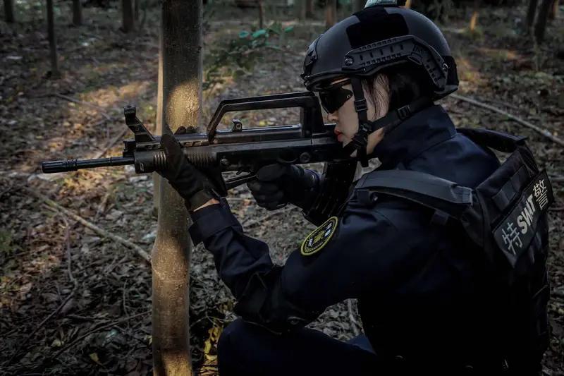 《铿锵玫瑰火箭兵》
战场炼兵脱青涩，
勤练操作杀手锏。
戈壁高温子夜时，
御掉炮