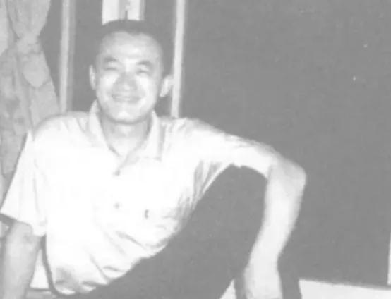 2002年，护士周华突然在医生李仁强的脖子上扎了一针，还嬉皮笑脸地说：“跟你开个