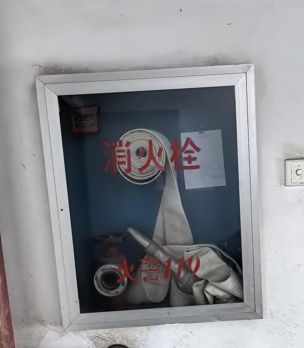 楼道里烟雾腾腾
      在厨房里做早餐，突然闻到一股浓浓的烟味夹杂着烧焦的味