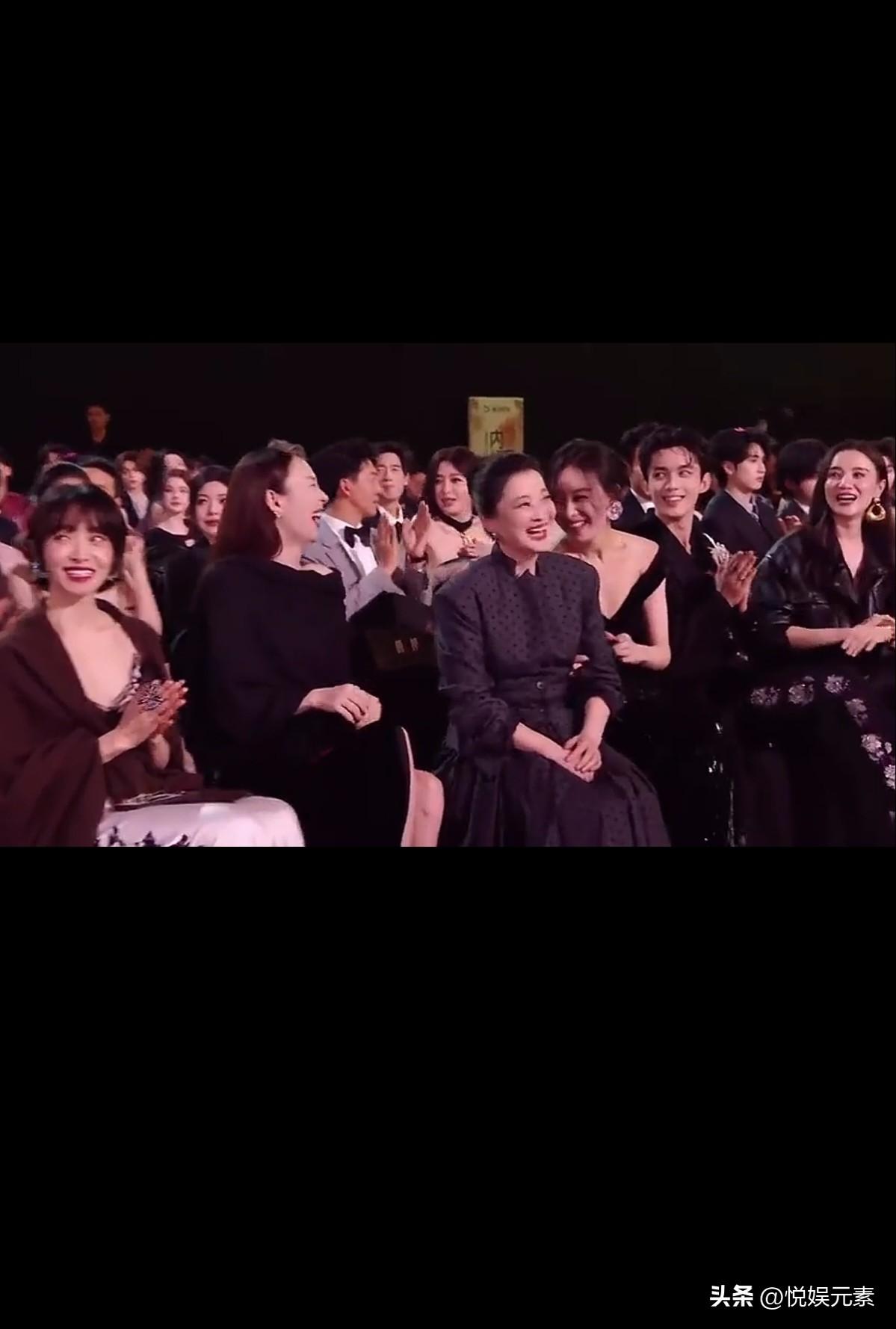 内娱三个顶级女星，
———童谣，梅婷，闫妮。
都是实力与美貌并存，
你最喜欢谁呢