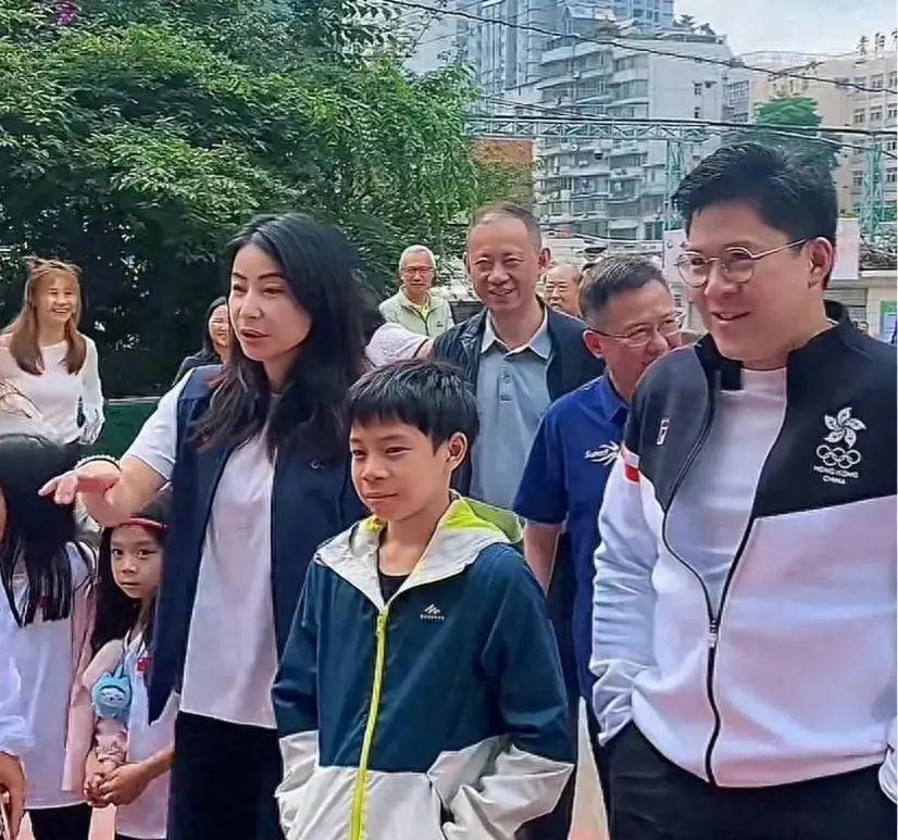 郭晶晶12岁儿子体贴举动曝光 再次赢得霍家满堂喝彩 