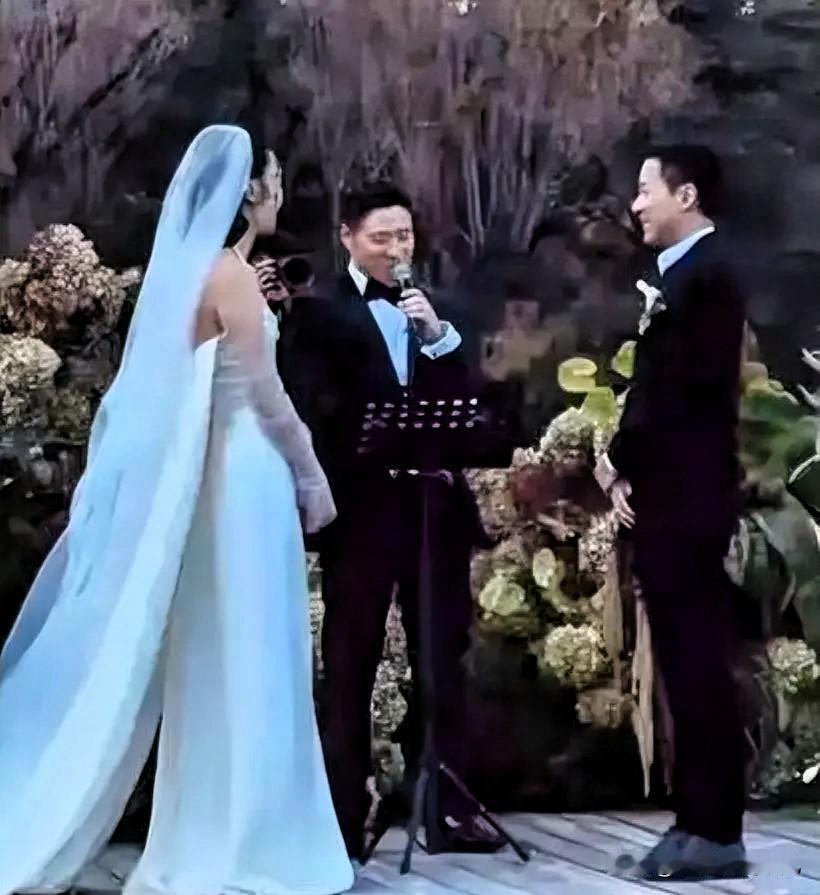 终于搞懂了！

霍启仁婚礼不豪华，因为在海拔5000米以上的玉龙雪山举行，很多人