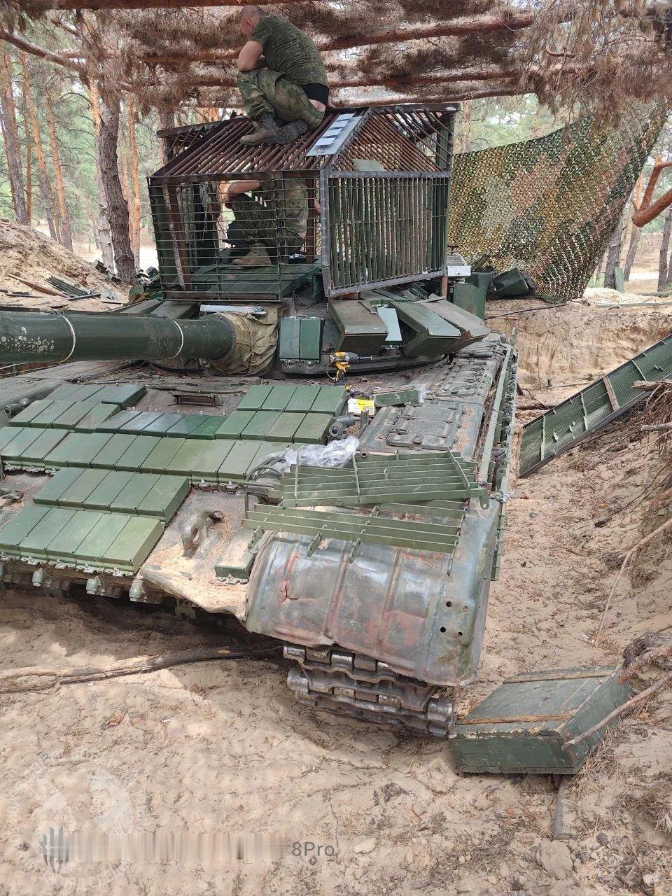 2024年7月，一辆俄罗斯T-72A坦克正在进行改装。
看起来，他们已经获得了新