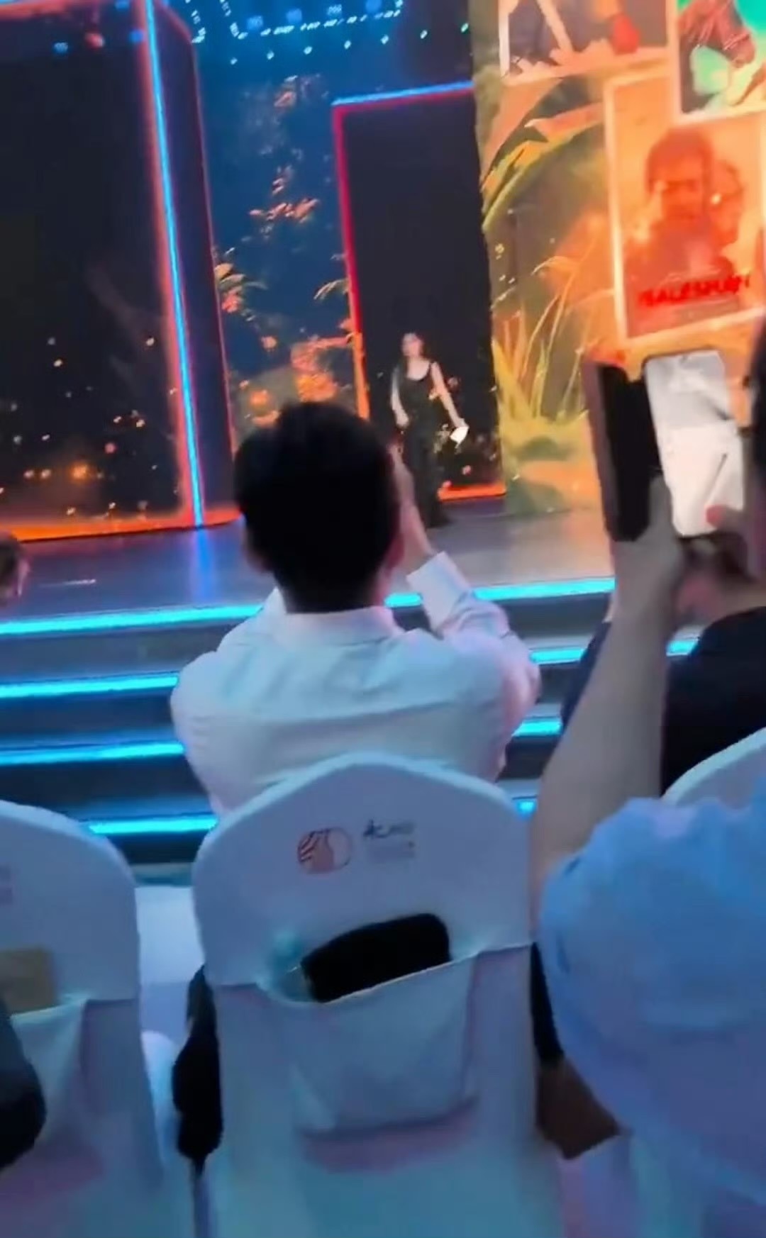 杨幂踩到裙子摔倒看得我心一震 还好幂姐没事 穿这么长的裙子和高跟鞋就是容易摔倒 