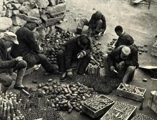 1944年的抗日根据地，八路军战士上战场，子弹金贵得能当宝贝，打一枪都得掂量半天