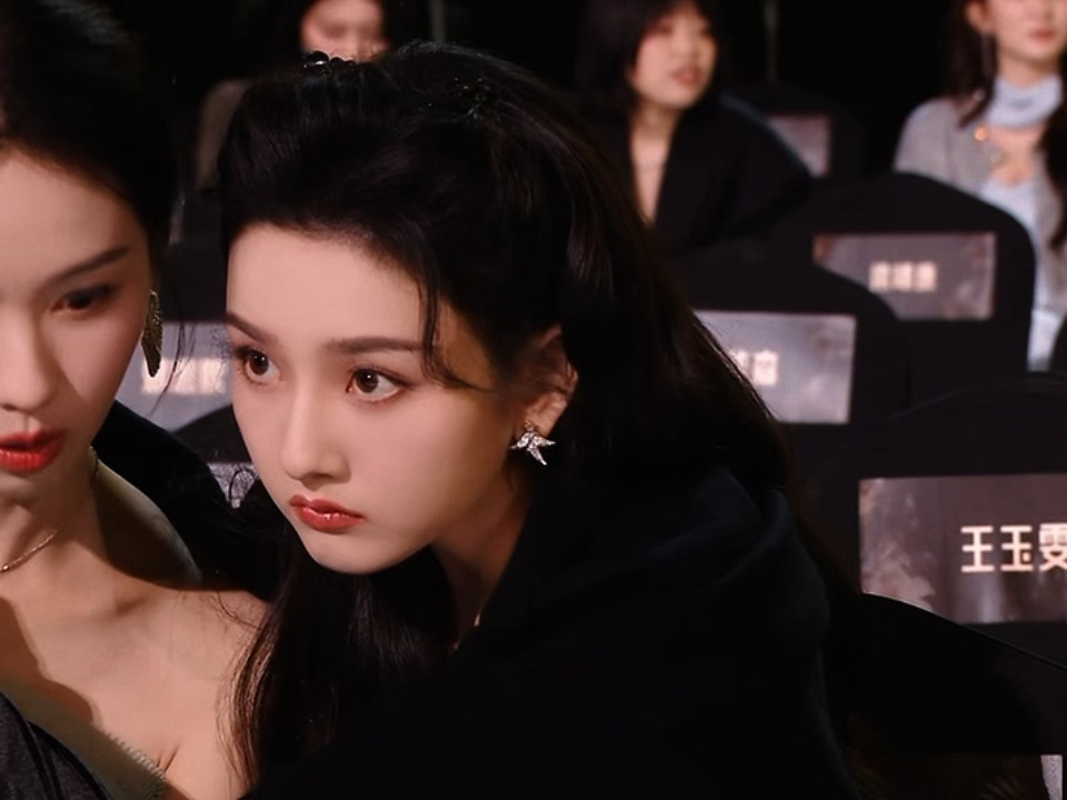 哎哟宋祖儿看陈都灵冷了就把披风给嘟嘟披上了。。两个漂亮宝宝。。好萌。。星光大赏内