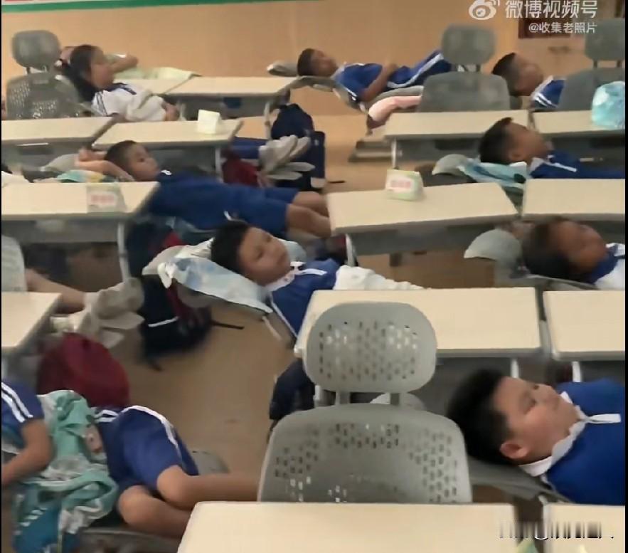 继深圳校服火之后，深圳小学的午休椅又火了！这回，估计其他省的家长是真的羡慕哭了。