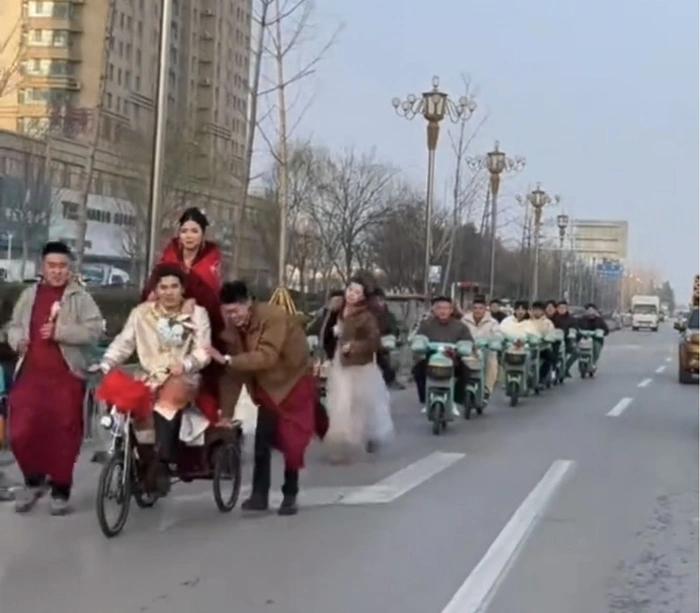 滕州新郎蹬三轮接亲，后面跟一串共享单车，路人：头回见这样的婚礼！

昨天山东滕州