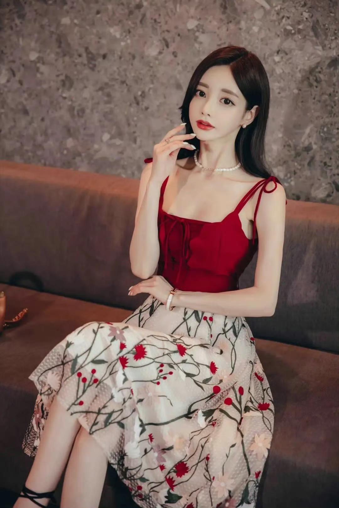 女星穿搭大赏：中式旗袍与日常私服碰撞，每一套都美到犯规✨
 
近期女星穿搭内卷升