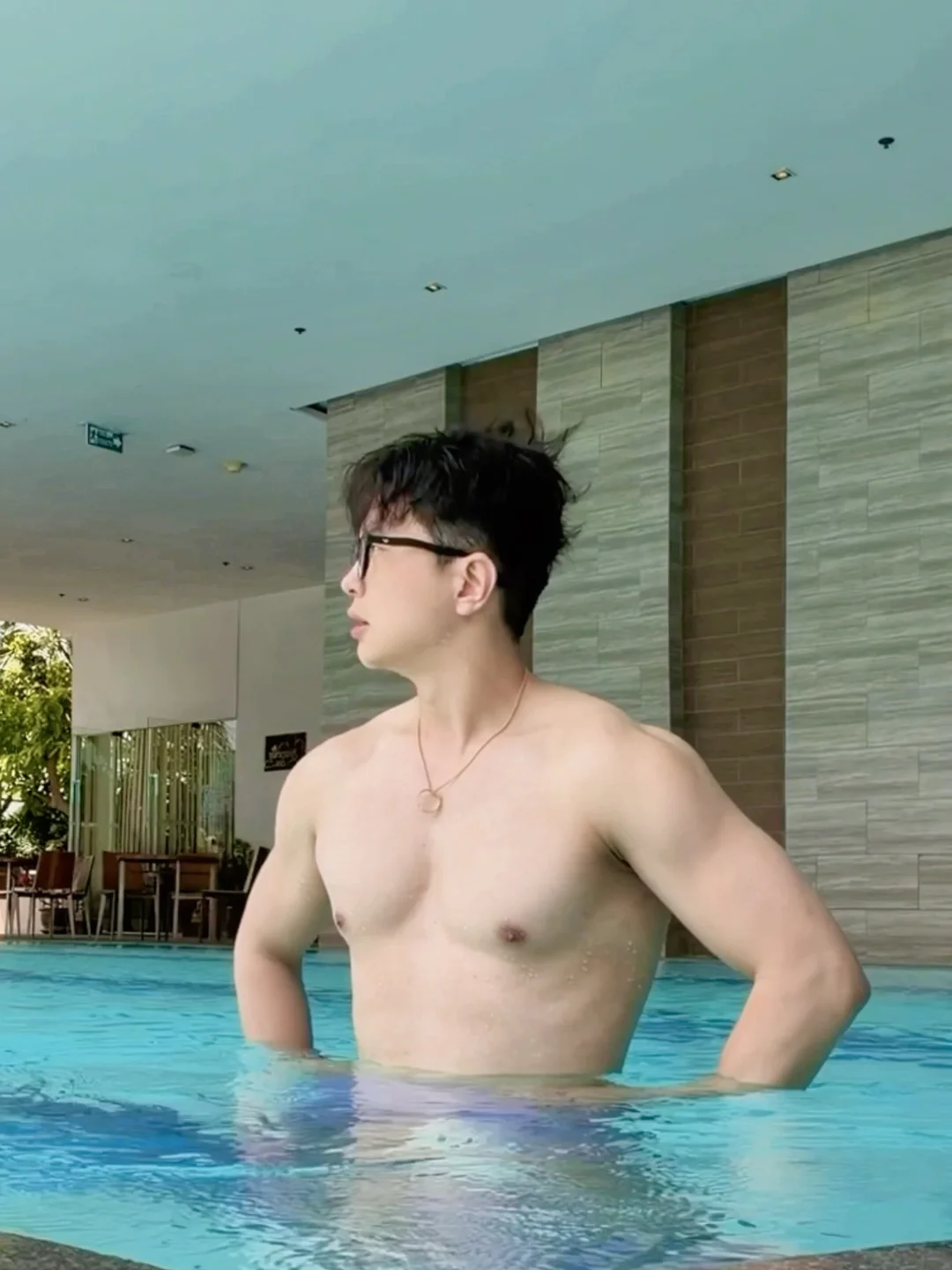 出去玩也要游泳🏊