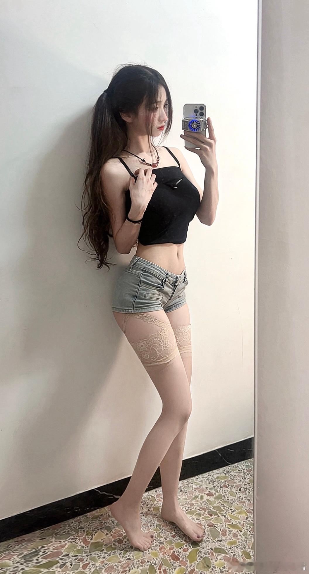 舔了舔自己的嘴唇 好甜 ​​​