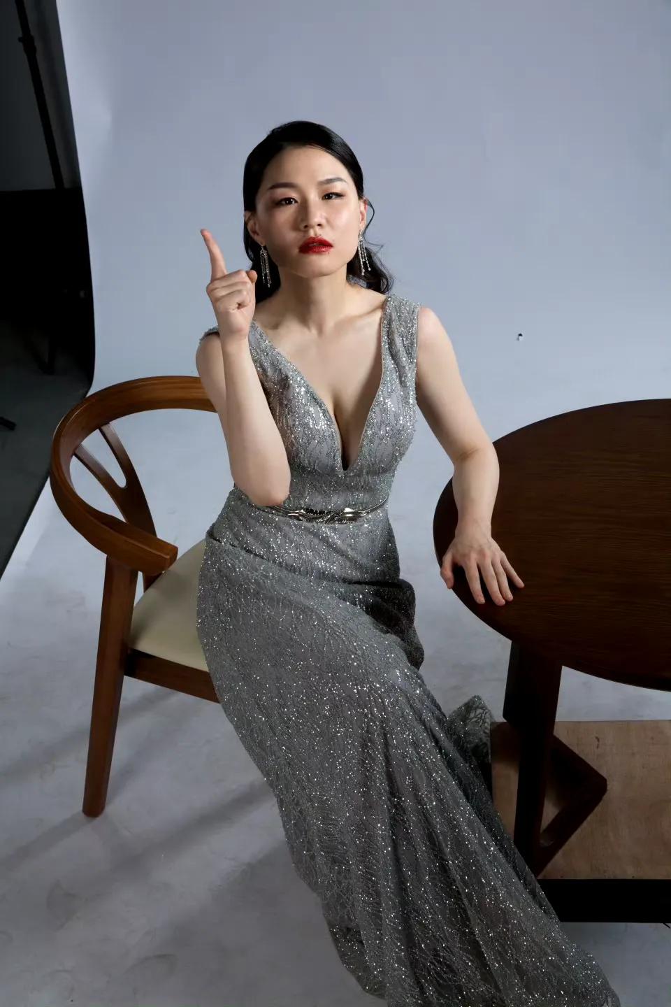 感觉金靖有点用力过度了，
她有点表演型人格，
她的面相给我一种心眼很小，
但表面