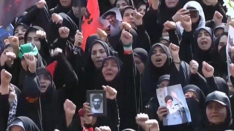 凤凰新闻【对着哈梅内伊等5人棺椁，伊朗民众群情激愤，高喊“美国去死”】告别仪式现