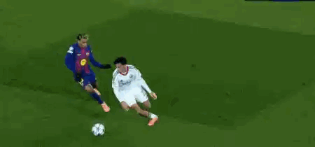 10号的魔咒？昨晚比赛中，亚马尔在场上做出剪刀脚动作收获黄牌，大家怎么看？ 