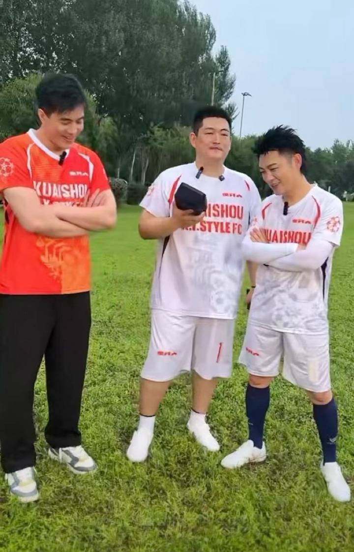老舅模仿C罗进球动作老舅最喜欢C罗老舅这一脚下去，C罗本罗都得愣两秒。模仿得劲儿
