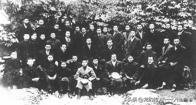 周恩来(前排左三)等留日南开同学与张伯苓、严修在日本东京的合影。