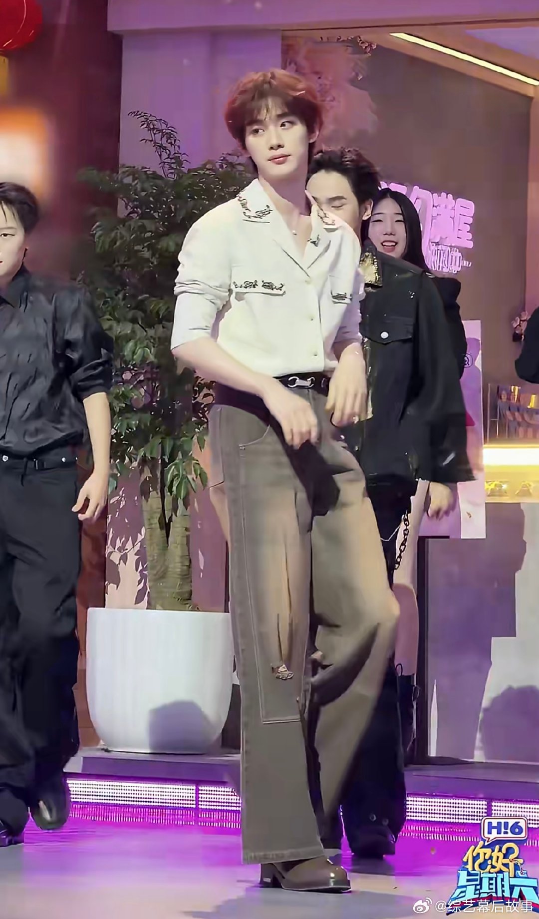 丁程鑫舞台chill感拉满 丁程鑫把chill风玩出高级感，舞步稳、眼神杀，舞台