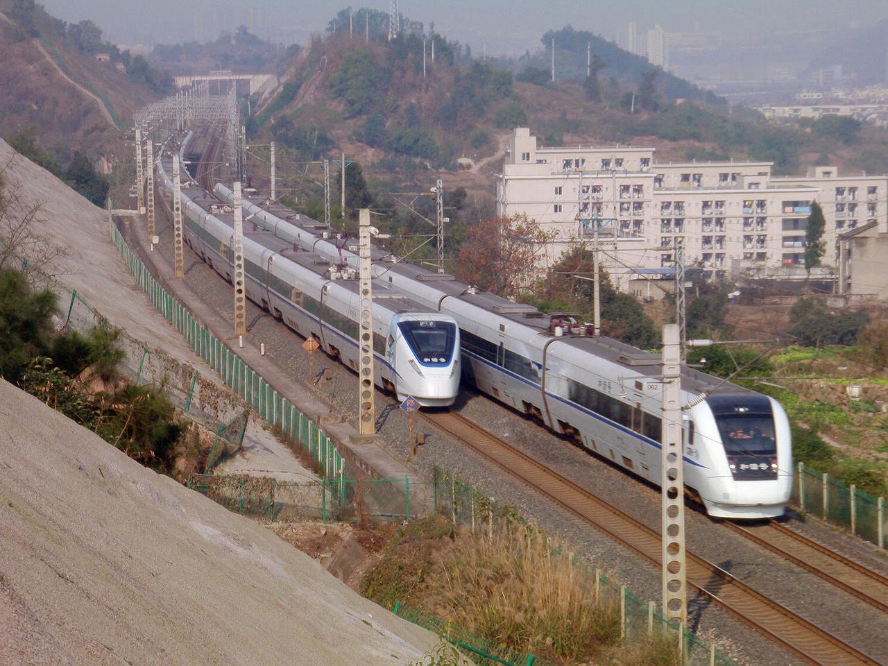 2013年元旦节拍摄遂渝铁路上两列和谐号动车组会车的画面，右边是CRH1型动车组