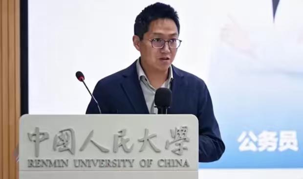 张小龙道歉了，不过他的道歉还是避重就轻，说自己是个人言行失当。
但如果你翻飞他以
