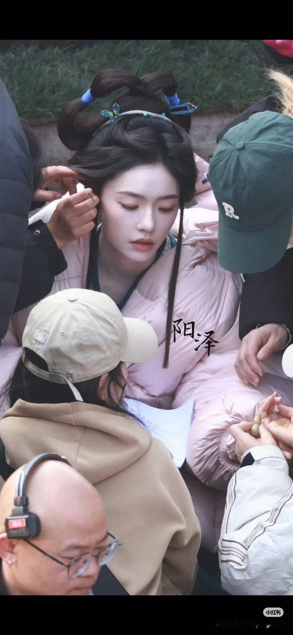 林允被拍到在归鸾剧组吃速效救心丸，大冬天连续很多天熬大夜和早上班，好辛苦啊！ 