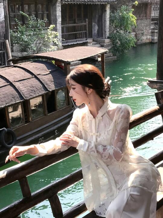 发光的船尾为她送来了发簪