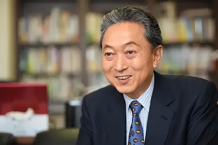8月27日傍晚，三名日本议员走出北京中联部大楼。其中一个细节，到这时大家才注意到