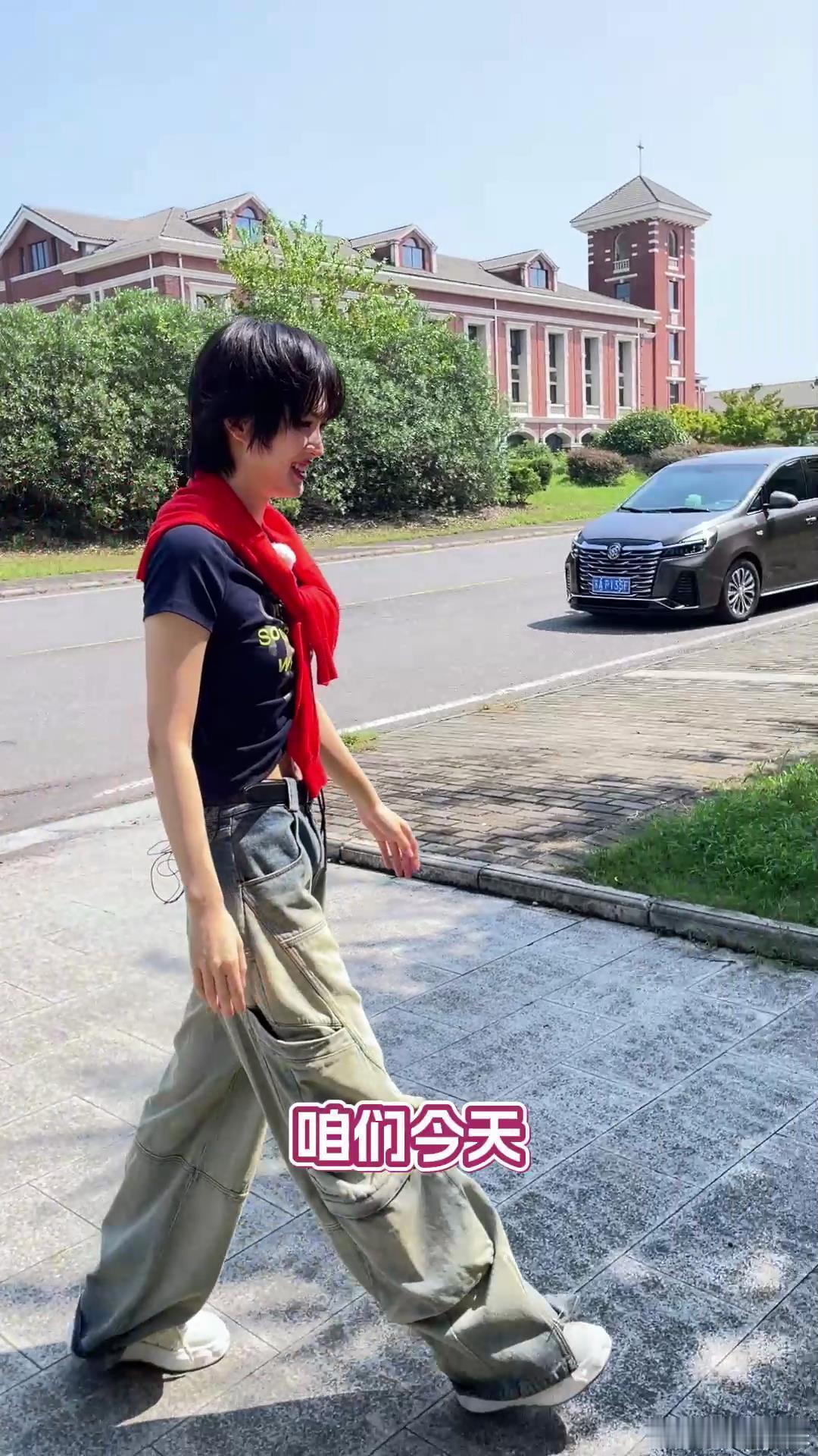 #姚安娜水灵灵的马甲线 ##姚安娜马甲线好绝# 当看到姚安娜那水灵灵的马甲线时，